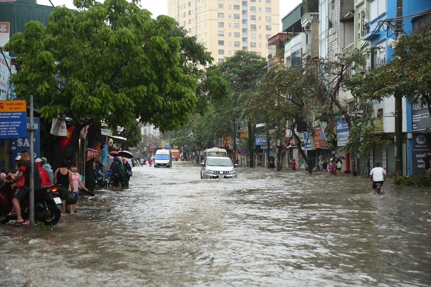 Ha Dong: nhieu tuyen duong ngap sau, giao thong te liet - Hinh anh 2